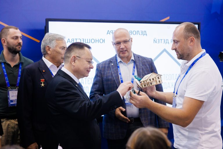 министр строительства, файзуллин, домик, малоэтажная академия, профориентация